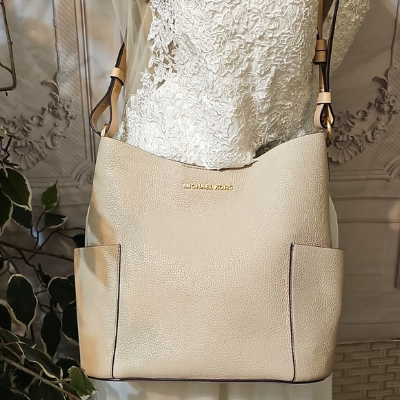 Michael Kors Bedford Bucket Taupe Leather Shoulder Bag With Outside Pockets - Picture 1 of 14